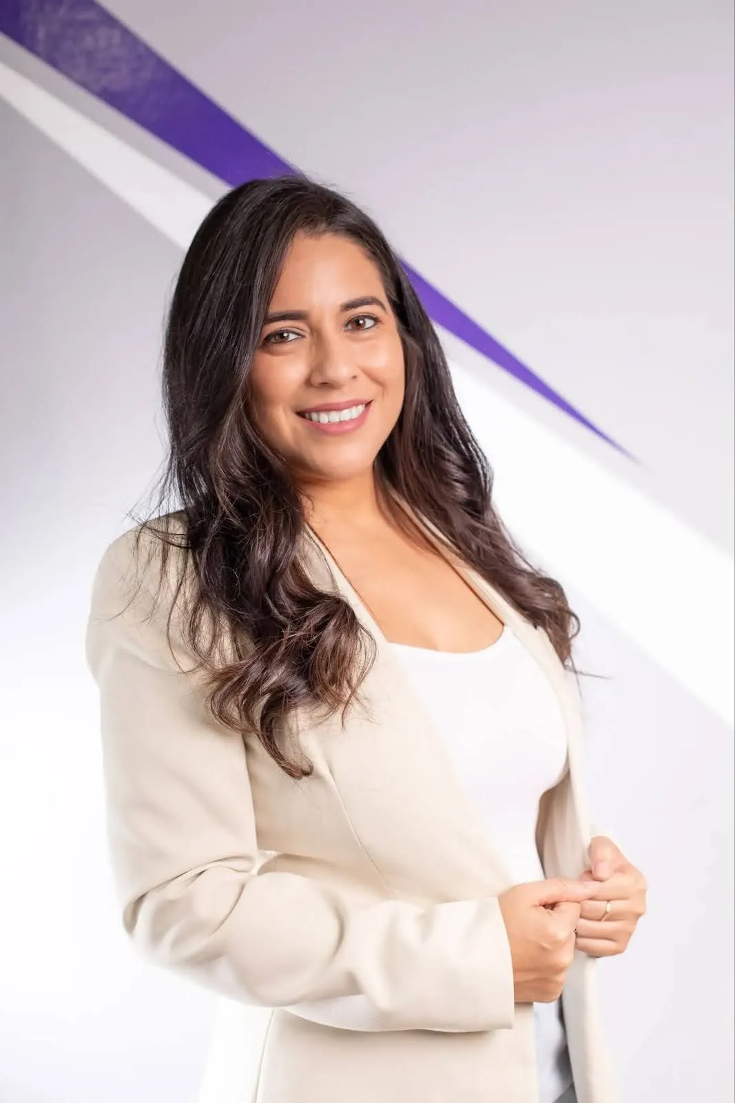 AXIORYのジュリア・オリバ（Julia Oliva）